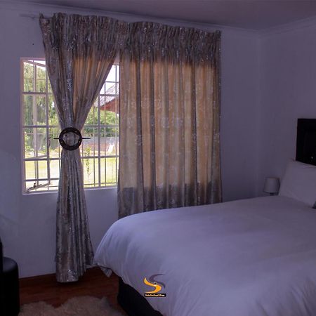 Simbasun Cottages Midrand Buitenkant foto