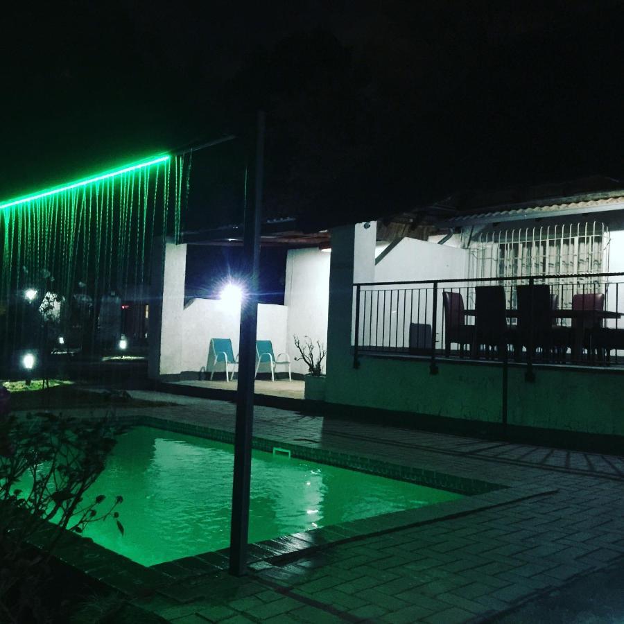 Simbasun Cottages Midrand Buitenkant foto