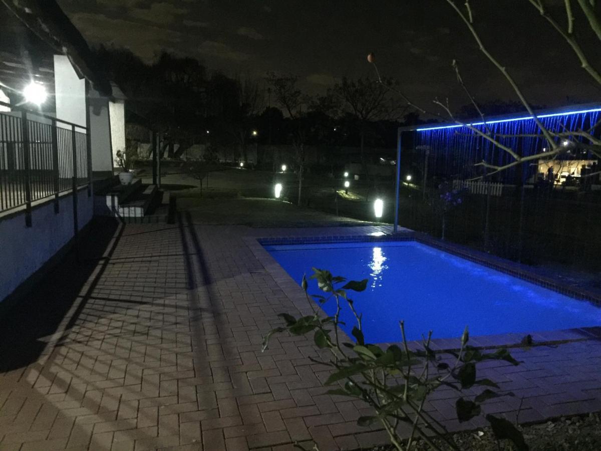 Simbasun Cottages Midrand Buitenkant foto