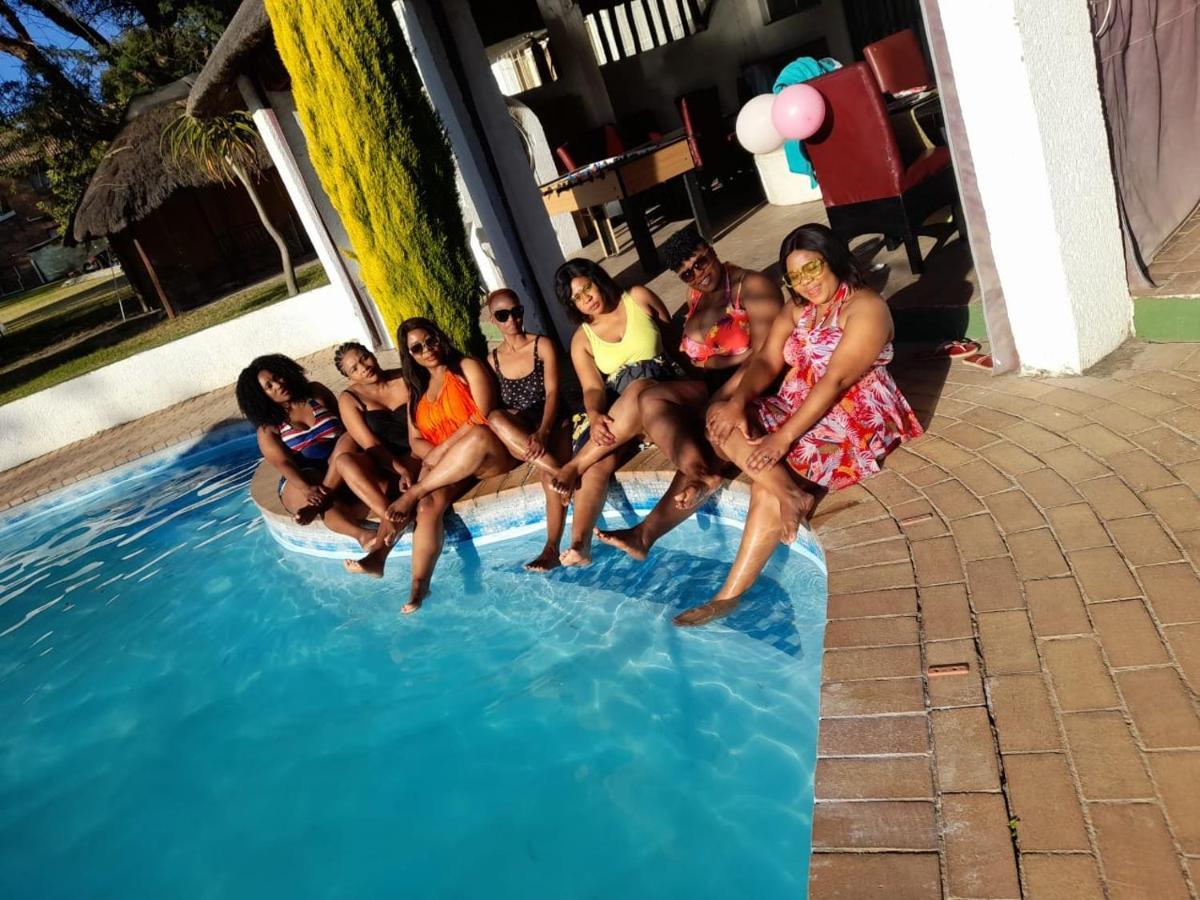 Simbasun Cottages Midrand Buitenkant foto