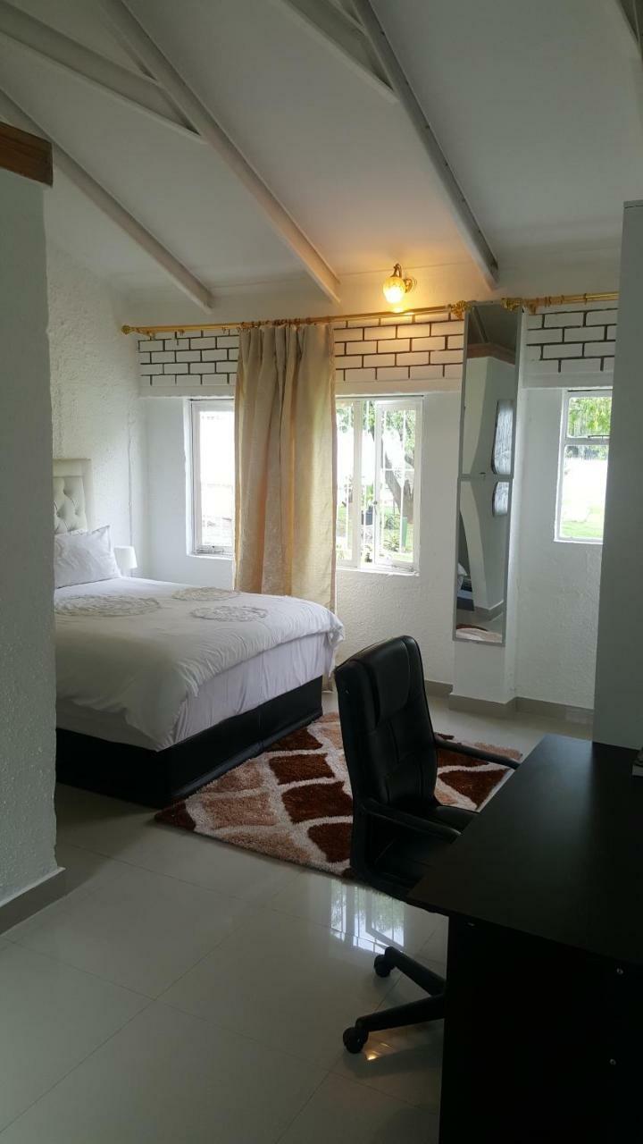Simbasun Cottages Midrand Buitenkant foto
