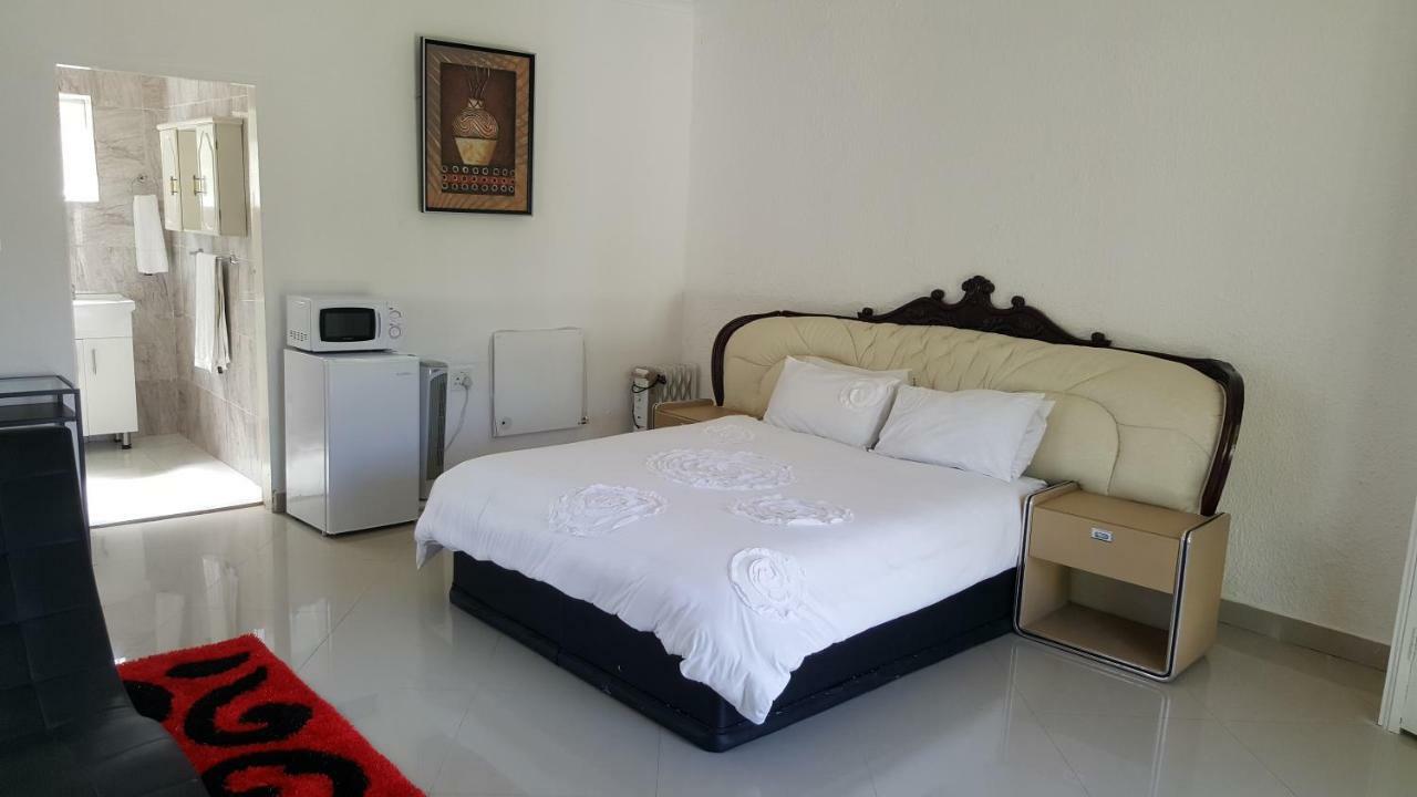 Simbasun Cottages Midrand Buitenkant foto