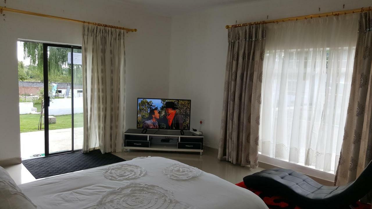 Simbasun Cottages Midrand Buitenkant foto