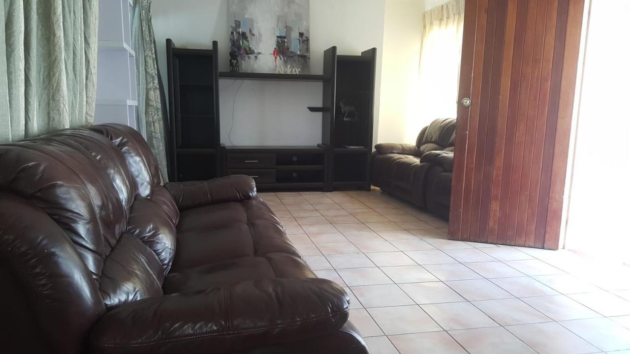 Simbasun Cottages Midrand Buitenkant foto